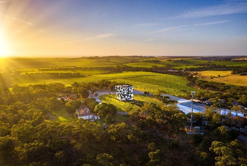 Dette billede har en tom ALT-egenskab (billedbeskrivelse). Filnavnet er The-iconic-dArenberg-Cube-in-the-McLaren-Vale.jpg