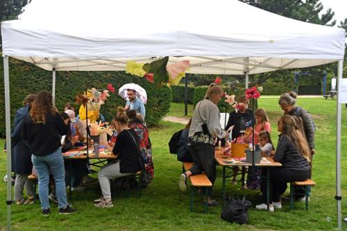 Her undervises i at lave papirsblomster