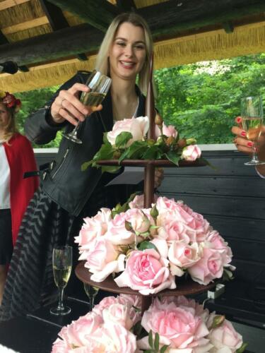 Emelie døber rosen i champagne